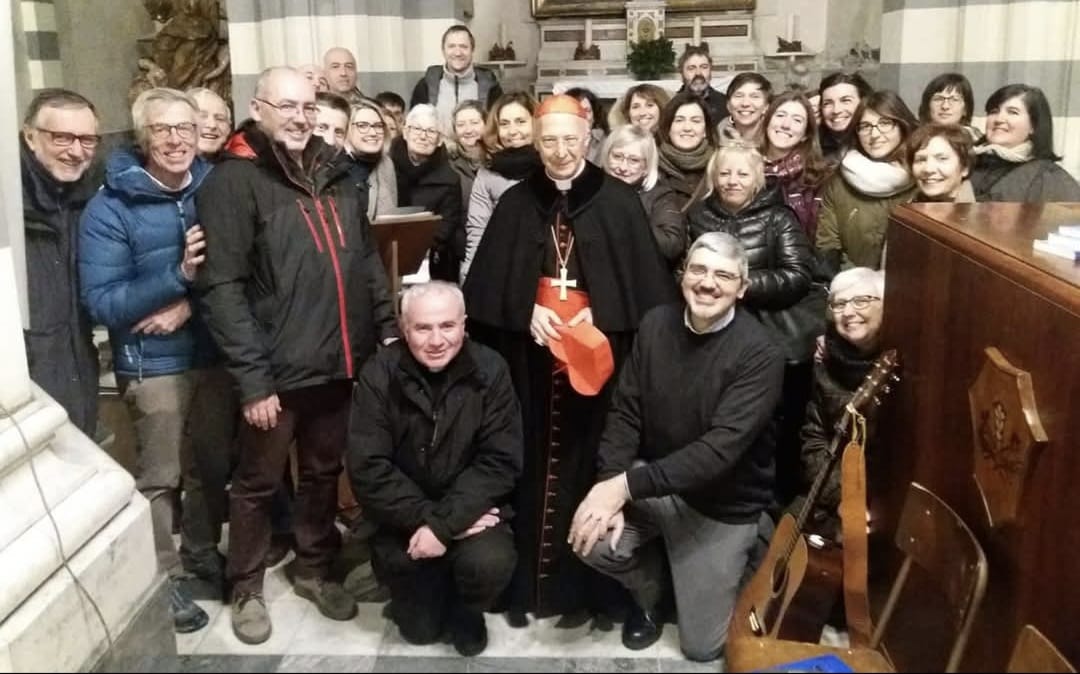 Il coro con l'arcivescovo Bagnasco ad una Veglia di preghiera per la Vita