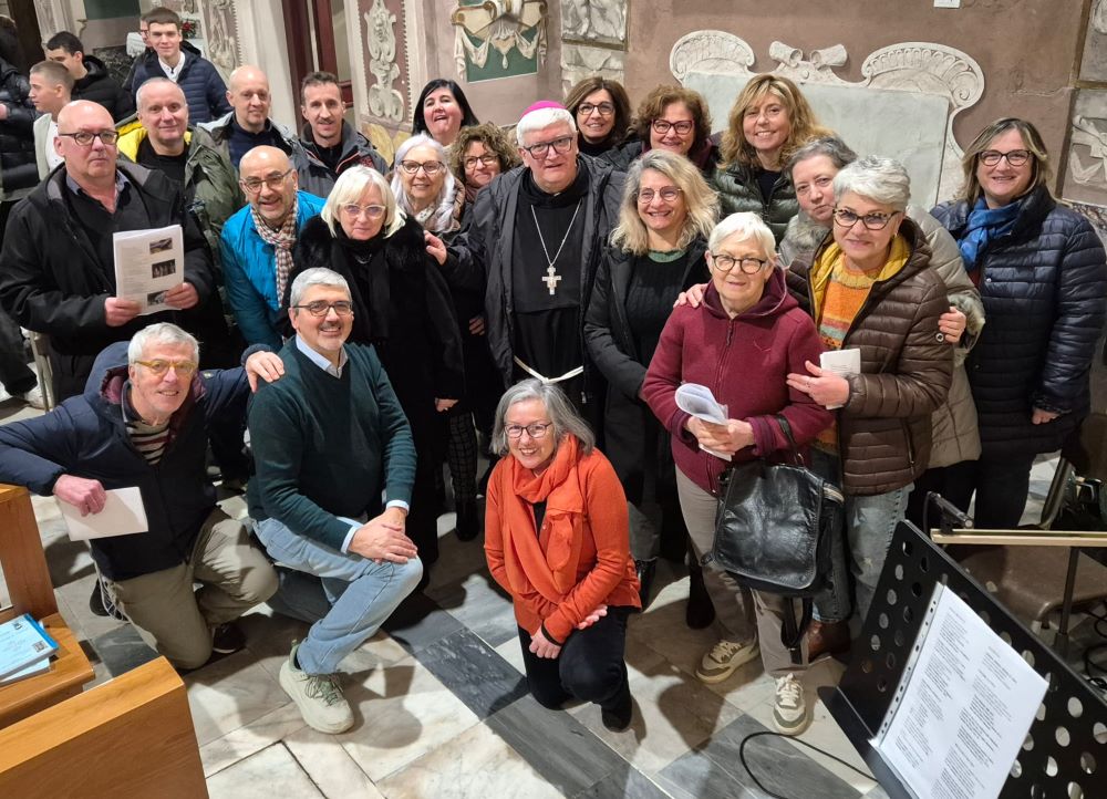 Il coro con il Vescovo Tasca. Veglia diocesana per la vita 30/01/25